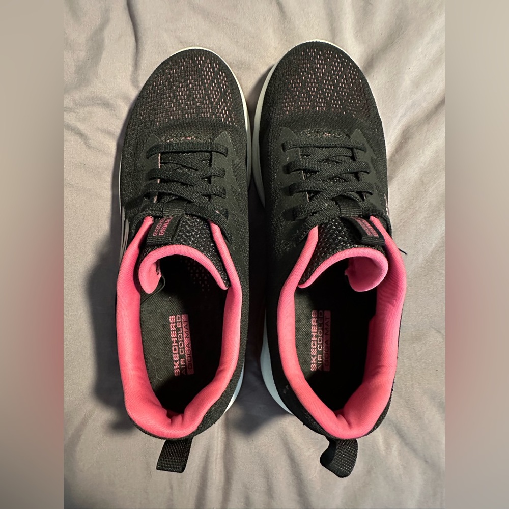 Women's Sketcher Slip On Tennis Shoes Size 7